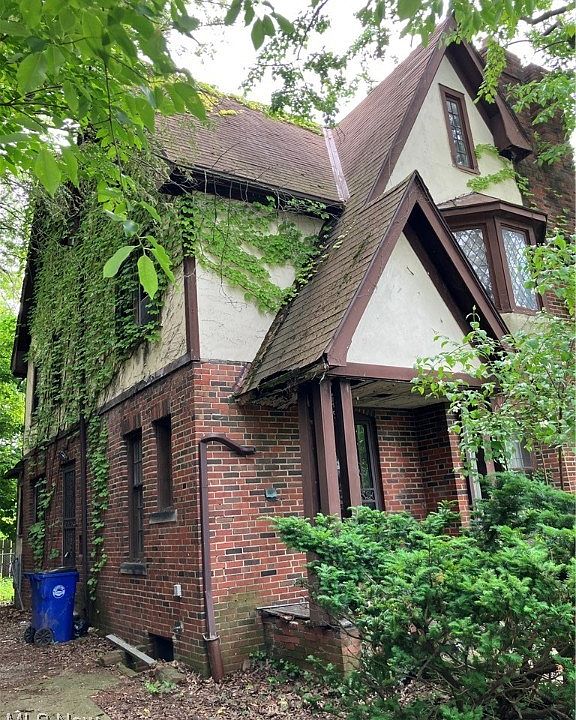 2nd image of 2988 Ludlow Rd