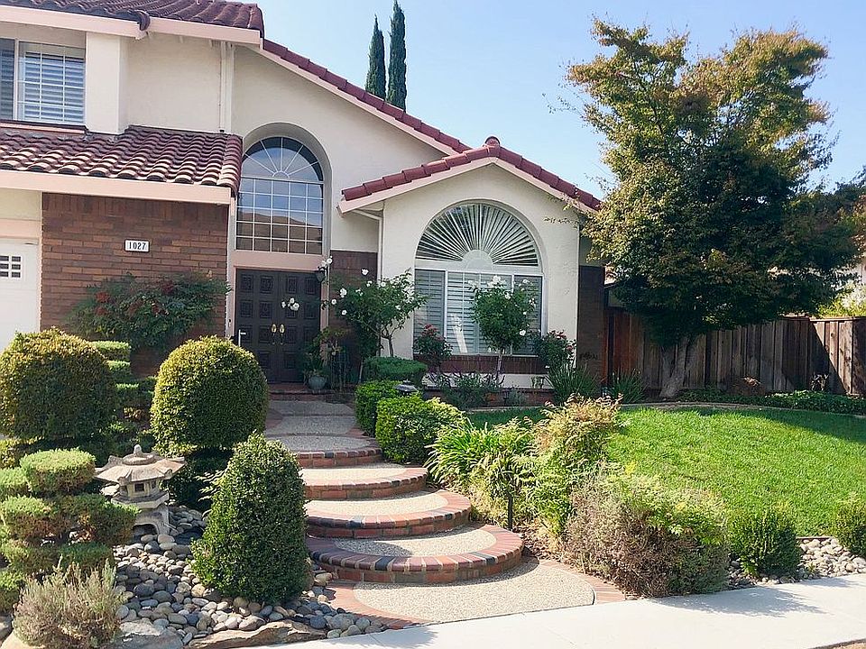 2nd image of 1027 Crescent Ter