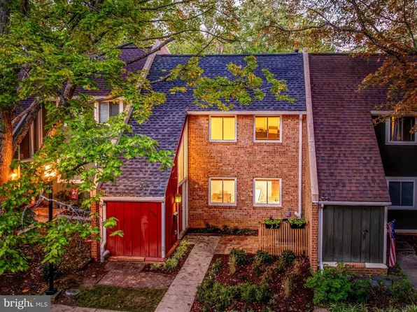 1425 Greenmont Ct, Reston, VA 20190