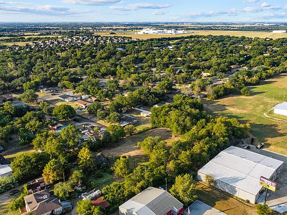 4th image of N Willard Dr