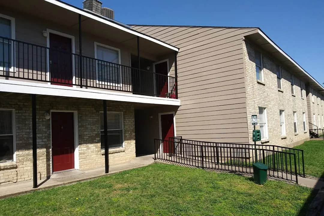 Oakwood Place Apartments — Photo 2