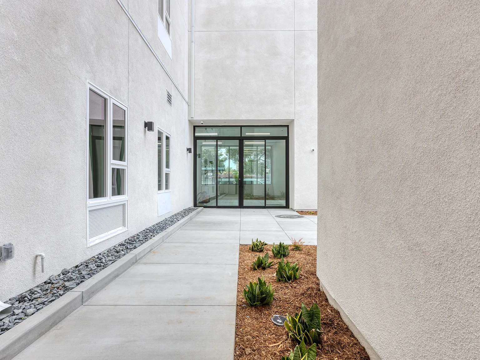 2551 Commercial St — Photo 4