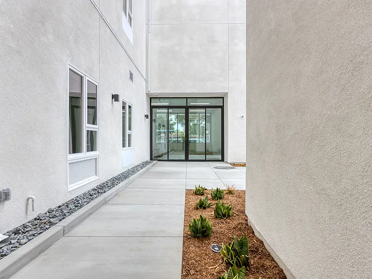 2551 Commercial St — Photo 4