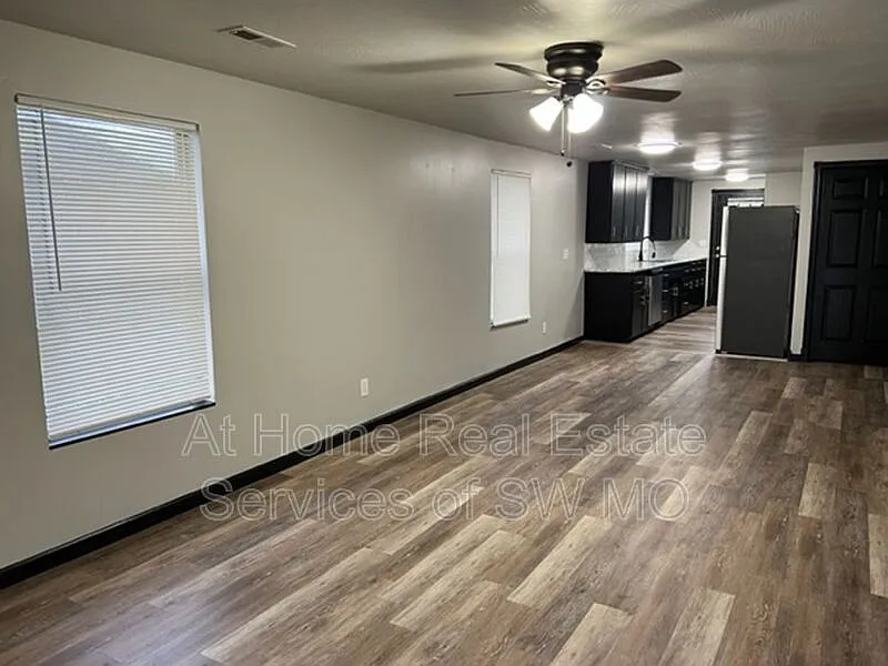 3 bed, 1.0 bath, 860 sqft, $1,025 — Photo 2