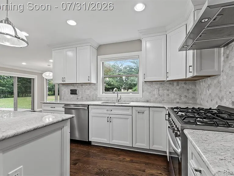 1592 Lone Pine Rd — Photo 7