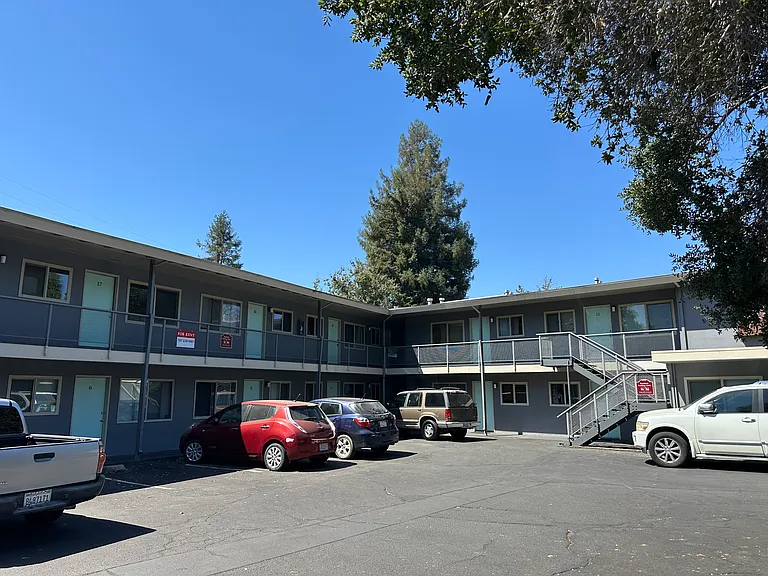 200 Pine Ave — Photo 4