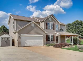 W1006 Audubon Park Dr, Ixonia, WI 53036