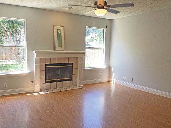 2nd image of 807 Woodhollow Ln