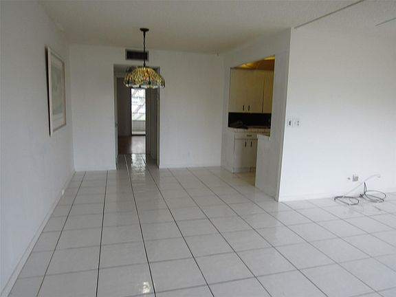 4th image of 3046 Cambridge C #3046