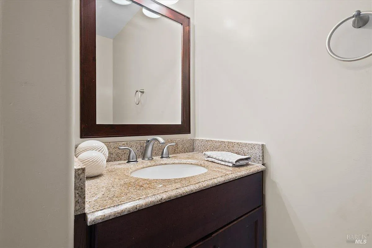 303 Algiers Court - Photo 12
