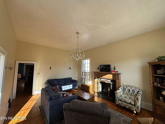 3rd image of 135 N Kentucky St