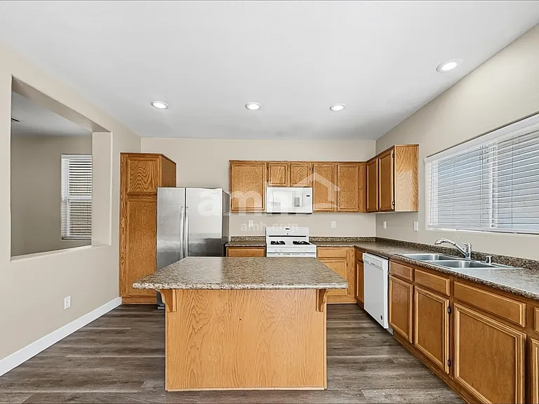 29 Belden Ave — Photo 4