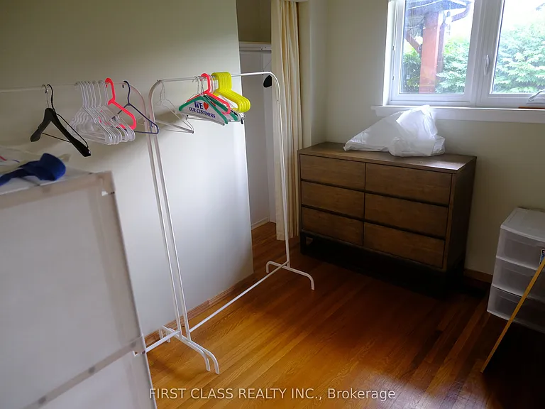 64 Grove Park Cres — Photo 6