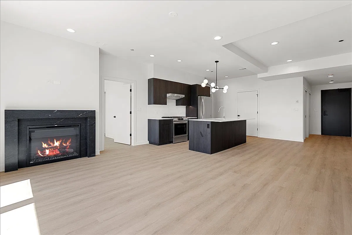 3 bed, 1347 sqft, $4,595 — Photo 4