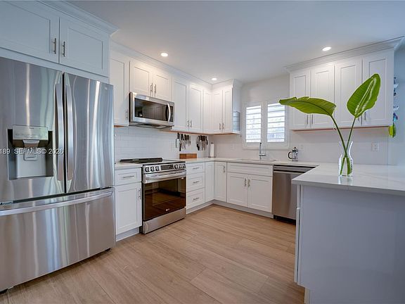3rd image of 421 SW 14th Ct