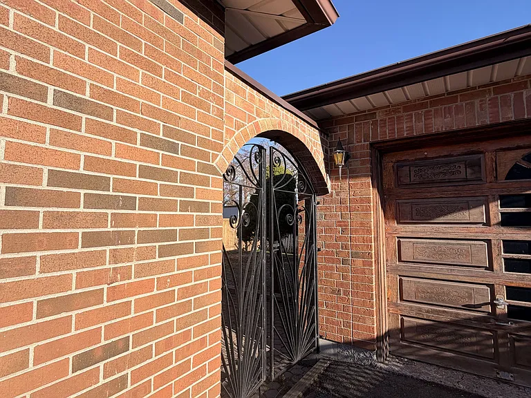 653 Athol St E #MAIN — Photo 3