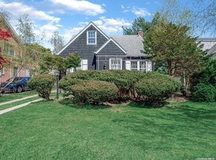 16 Spruce Ln, New Hyde Park, NY 11040