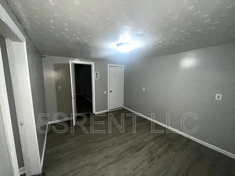 240 S Mary Ellen St #B — Photo 12