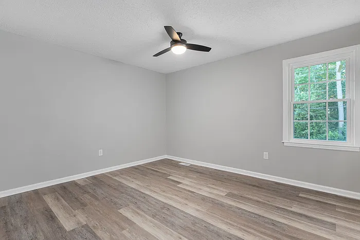 3 bed, 1.0 bath, 1093 sqft, $1,660 — Photo 3