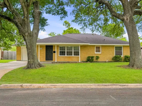 106 S Pin Oak Dr, Texas City, TX 77591