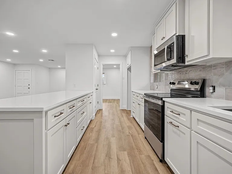 445 Montclair Dr — Photo 3