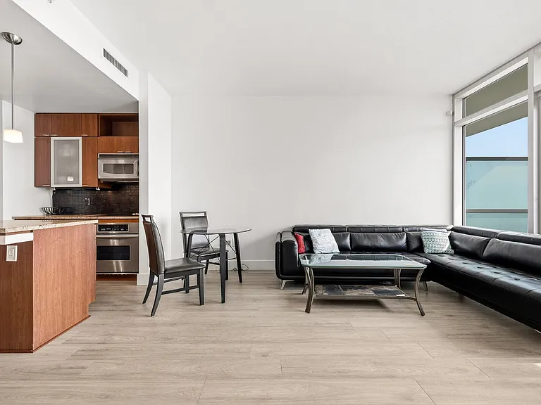 111 N 12th St #1707 — Photo 9