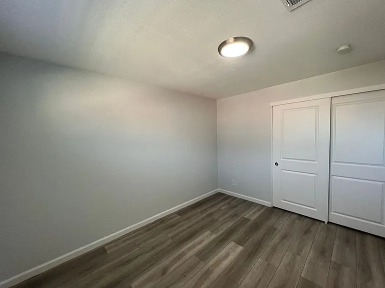 Beautifully Renovated 2 bedroom in Aurora! Right on the park and close to Stanley Marketplace! — Photo 9