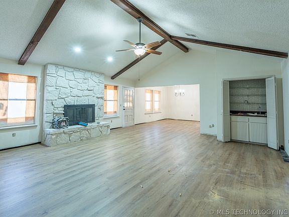 4th image of 3106 S Beech Ct