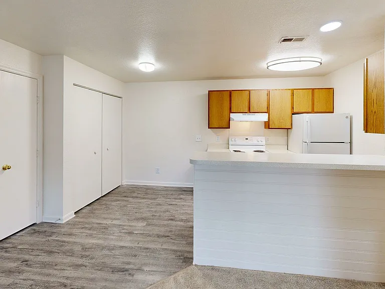Lyons Gate Apartments — Photo 23