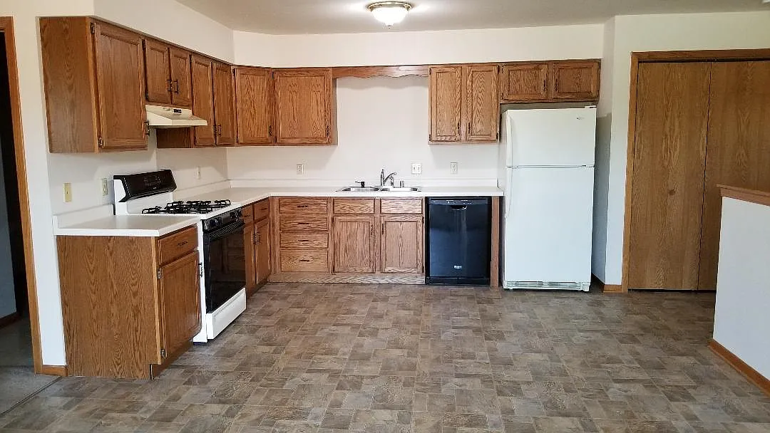 2 bed, 1.5 bath, 1100 sqft, $1,350 — Photo 2
