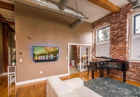 4th image of 589 Essex St Unit 101
