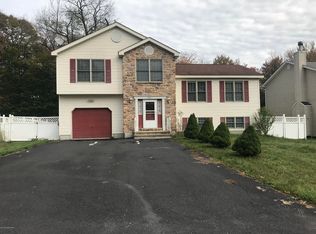 1211 Fern Dr, Pocono Summit, PA 18346