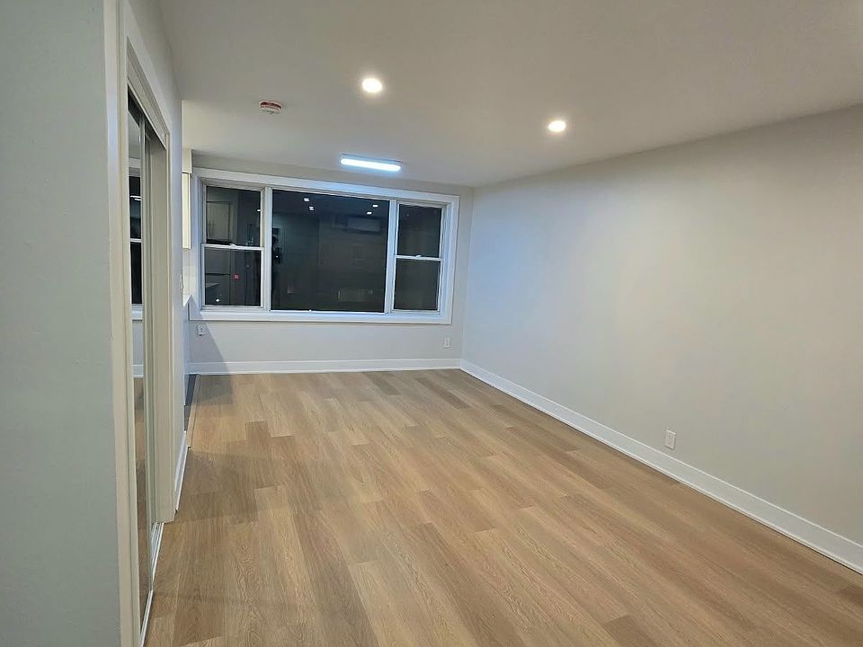 2nd image of 3525 Bathurst St N #1