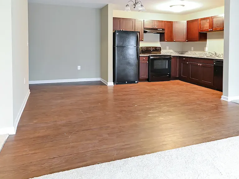 Summit Apartments — Photo 9