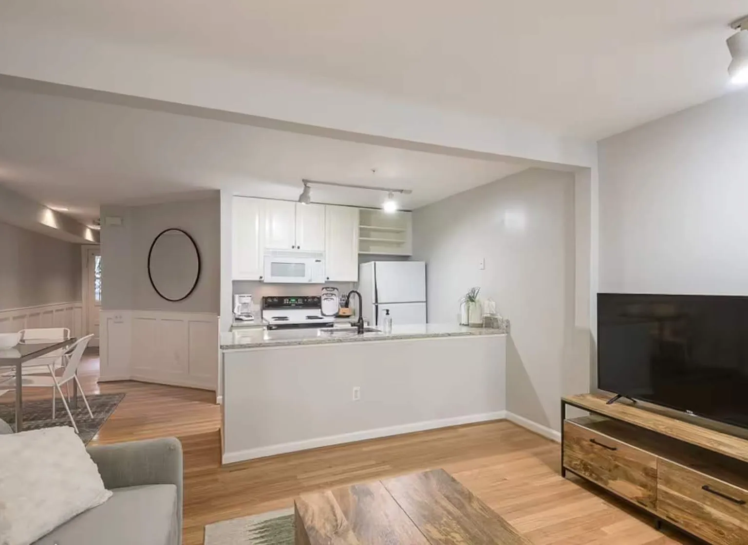 2 bed, 900 sqft, $6,000 — Photo 4