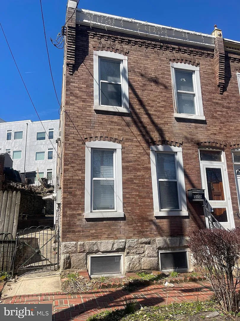 3 bed, 1152 sqft, $2,400 — Photo 1