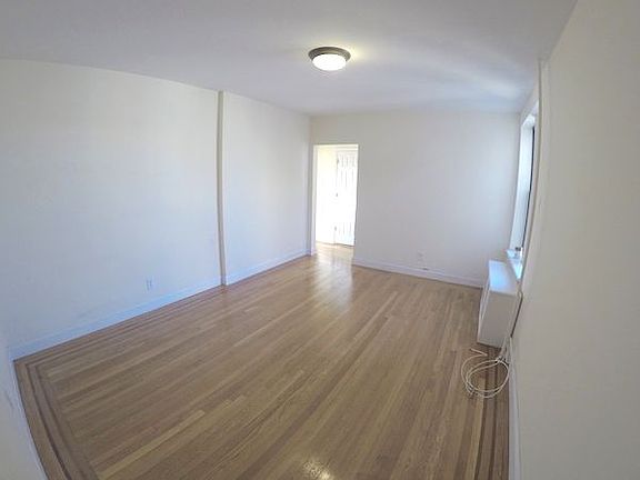 4th image of 3033 32nd St APT 4B