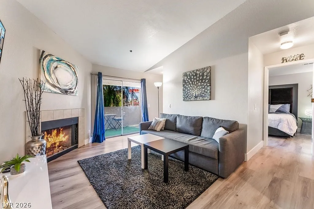 2 bed, 2.0 bath, 902 sqft, $2,000 — Photo 4