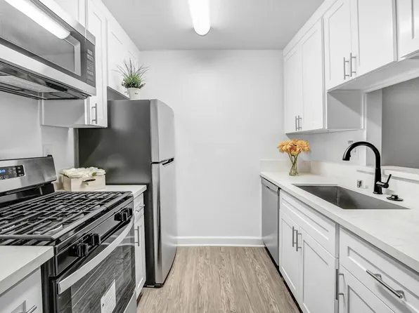 5830 Reseda Boulevard