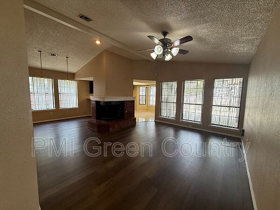 3rd image of 1608 W Fort Worth St