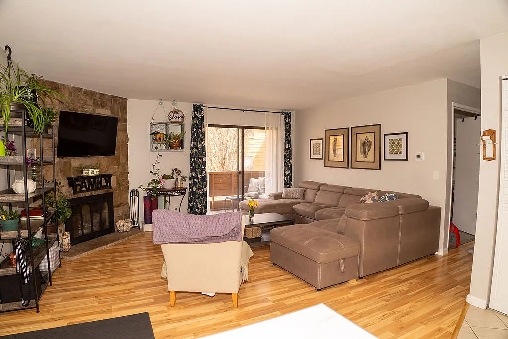 2 bed, 1072 sqft, $2,250 — Photo 2