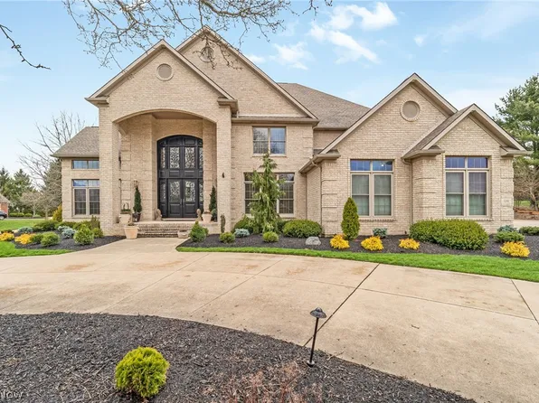 1311 Chantilly Cir NE, Canton, OH 44721