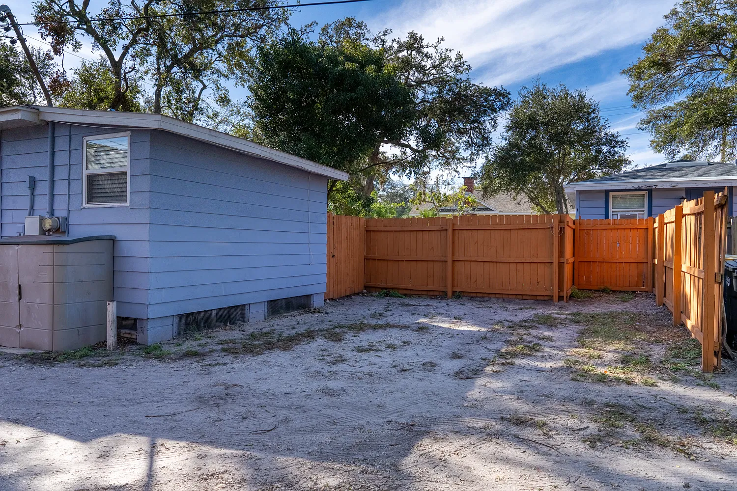 606 Woodlawn St — Photo 3