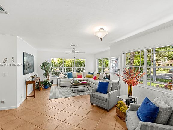 5th image of 425 Marmore Ave