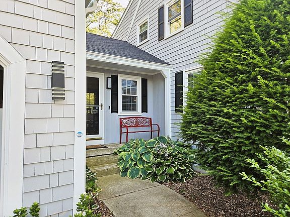 4th image of 1348 Pleasant St