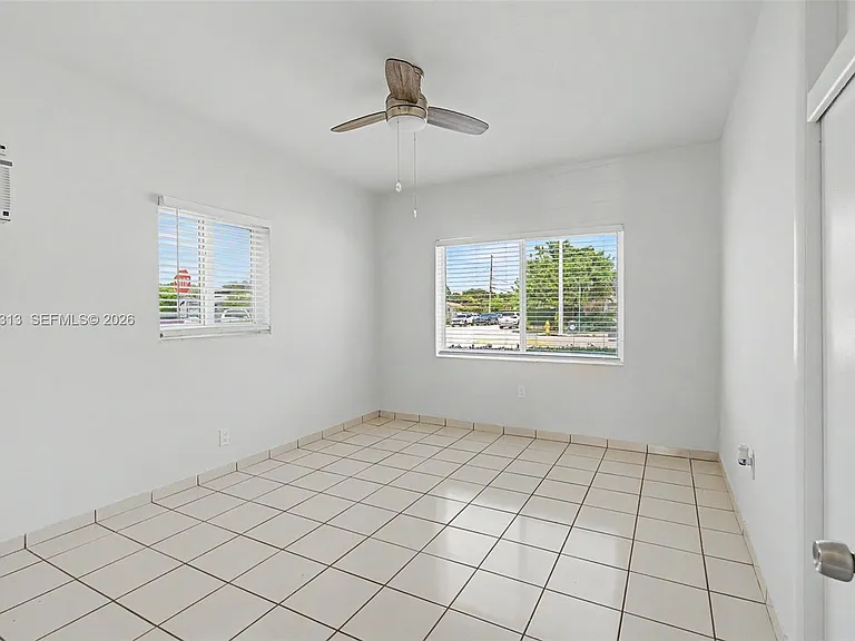 1410 SW 37th Ave #6 — Photo 4