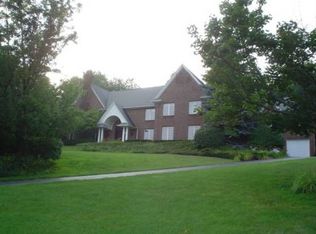 5464 Mystic Lake Dr, Brighton, MI