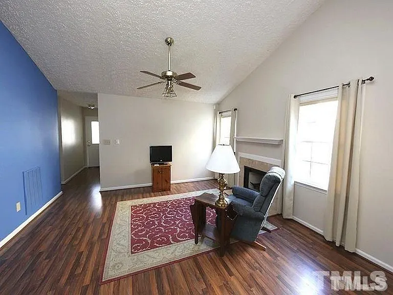 6 Barnsdale Ct — Photo 4