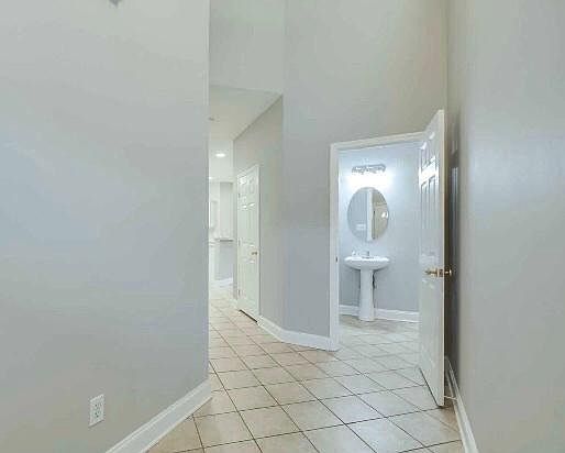 ENTRY FOYER WITH 1/2 BATH
