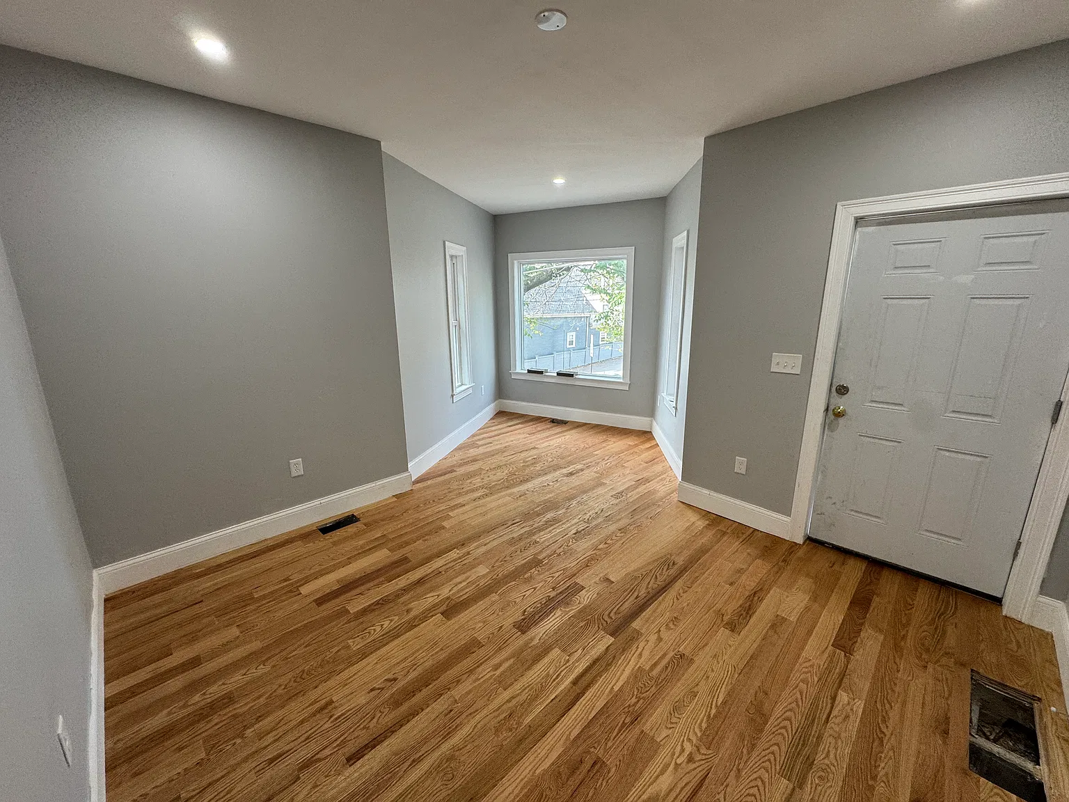 5 bed, 9999 sqft, $4,600 — Photo 4